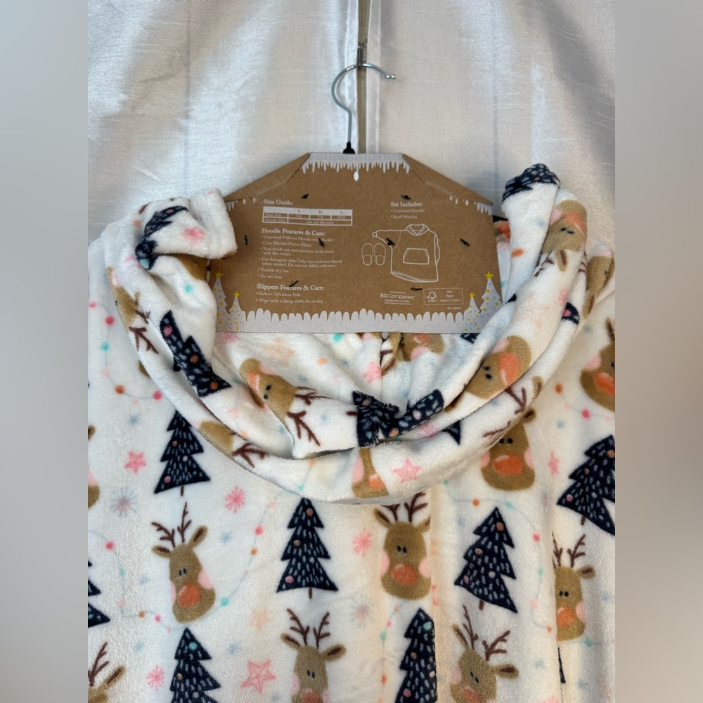 Cupcakes & Cashmere Festive Hoodie & Slipper Set - Picture 7 of 13
